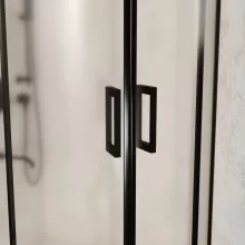 HD Moment 90x90 íves két tolóajtós matt zuhanykabin fehér slim zuhanytálcával és fekete szifonnal, fekete színű elemekkel, 190 cm magas