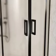 HD Moment 90x90 íves két tolóajtós matt zuhanykabin fehér magas zuhanytálcával és fekete szifonnal, fekete színű elemekkel, 190 cm magas