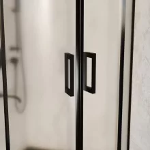 HD Moment 90x90 íves két tolóajtós matt zuhanykabin fekete slim zuhanytálcával és fekete szifonnal, fekete színű elemekkel, 190 cm magas