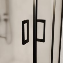 HD Moment 100x100 szögletes két tolóajtós matt zuhanykabin fehér slim zuhanytálcával és fekete szifonnal, fekete színű elemekkel, 190 cm magas