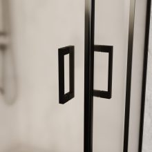 HD Moment aszimmetrikus szögletes két tolóajtós matt zuhanykabin 6 mm vastag vízlepergető biztonsági üveggel, fekete színű elemekkel, 190 cm magas