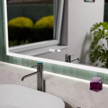 HD Versailles 100 cm széles fali szögletes LED okostükör akril kerettel, ambient világítással, mozgásérzékelővel, digitális órával és páramentesítő funkcióval