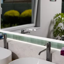 HD Versailles 120 cm széles fali szögletes LED okostükör akril kerettel, ambient világítással, mozgásérzékelővel, digitális órával és páramentesítő funkcióval