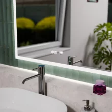 HD Versailles 80 cm széles fali szögletes LED okostükör akril kerettel, ambient világítással, mozgásérzékelővel, digitális órával és páramentesítő funkcióval
