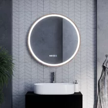 HD Amazon Oak 80 cm széles fali kerek LED okostükör tölgyfa színű kerettel, érintőkapcsolóval, digitális órával és páramentesítő funkcióval